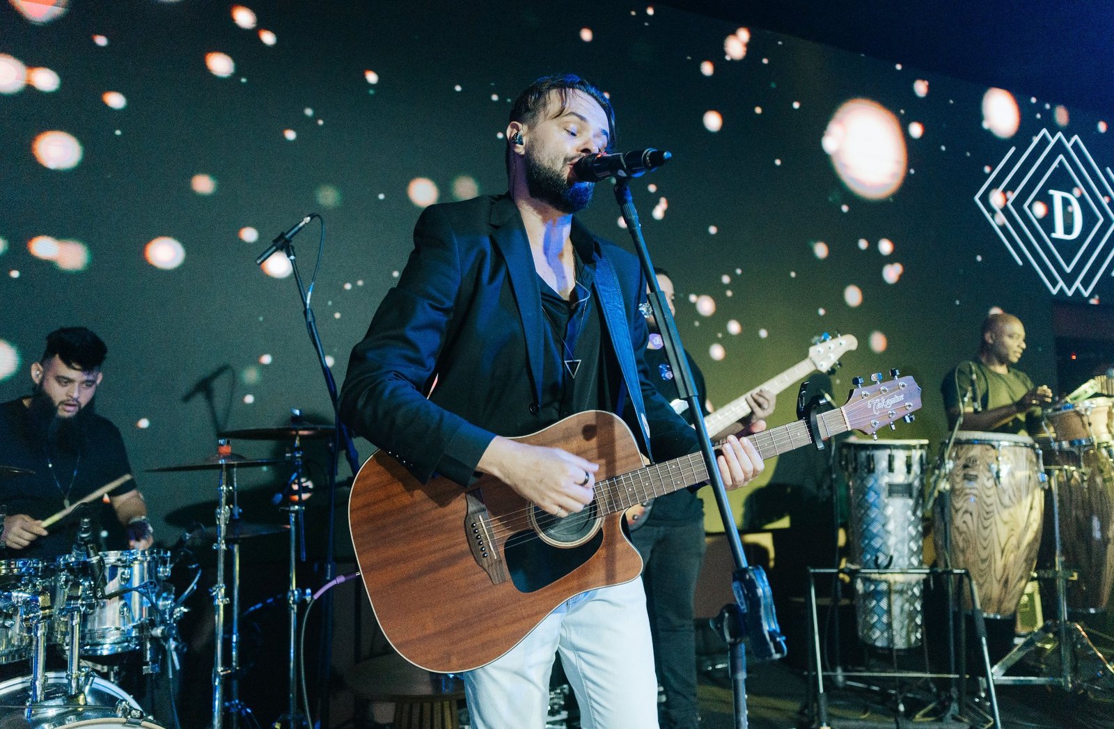 Thiago Melo em festa de casamento